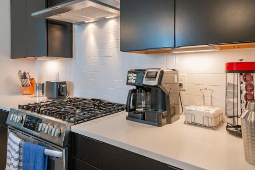 Luxury Townhome Skyline Views Mins To DT thumb 3