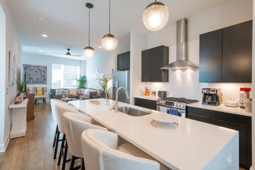 Luxury Townhome Skyline Views Mins To DT in Nashville, USA