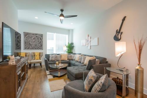 Luxury Townhome Skyline Views Mins To DT in Nashville, USA