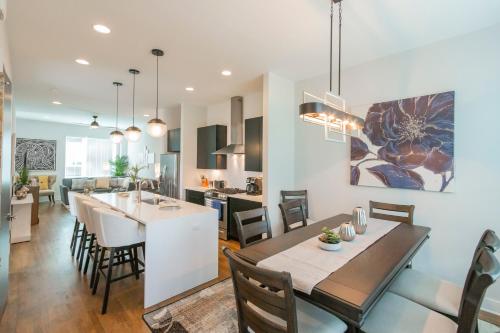 Luxury Townhome Skyline Views Mins To DT detail