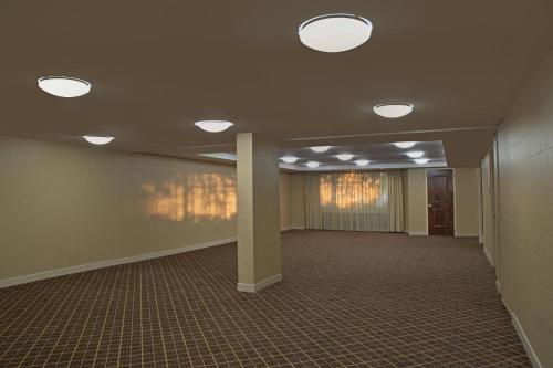 Sheraton Louisville Riverside Hotel - image 9