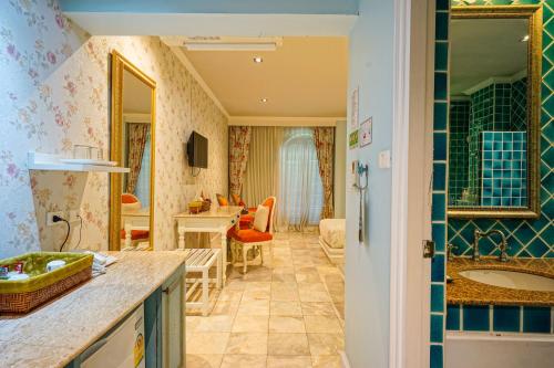 room detail thumbnail 2