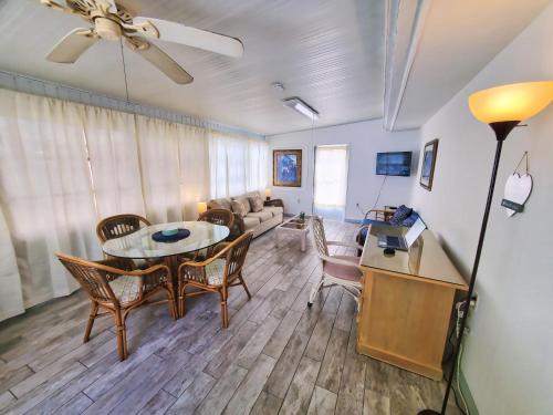 Entire home with pool & beach 5 min away! in Englewood (FL)