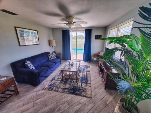 Entire home with pool & beach 5 min away! in Englewood (FL)