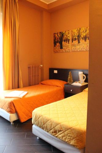 Twin Room image 7