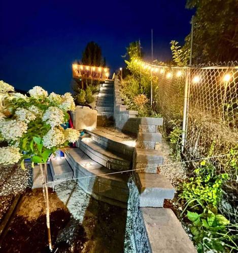 2 Suites Not-Interconnected - 2 plus 1 Washroom - Heated Pool and Hot Tub in Kelowna, Canada