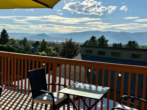 2 Suites Not-Interconnected - 2 plus 1 Washroom - Heated Pool and Hot Tub in Kelowna, Canada