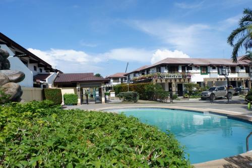 Whitehaus Courtyards 11 E