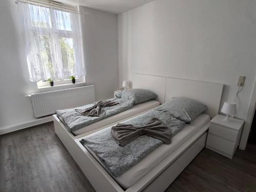 2 twin beds, 1 sofa bed