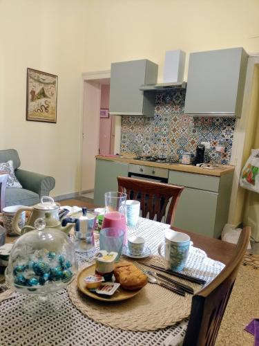 Appartamento-Casa Vacanze La Teresina Centralissima Tra Stazione Centrale e Aeroporto, Napoli