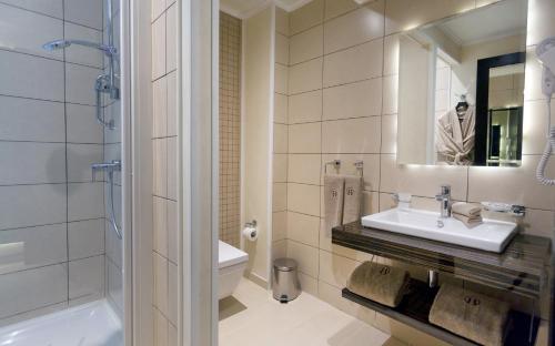 Business Hotel Business Hotel is conveniently located in the popular Tunis City Center area. The property offers guests a range of services and amenities designed to provide comfort and convenience. Service-minded s