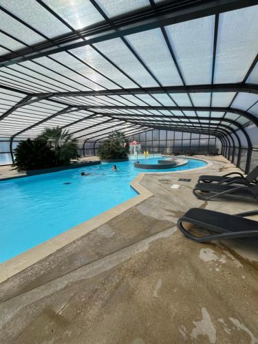 Úszómedence, Mobil home confort XL, camping HOMAIR "la pommeraie", piscine et océan, concarneau et pont aven (Mobil home confort XL, camping HOMAIR "la pommeraie", piscine et ocean, concarneau et pont aven) in Tregunc