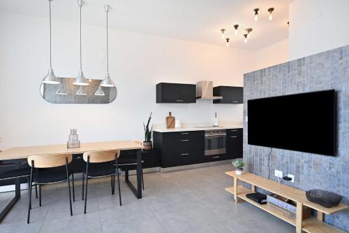 Cosy 2BR next to Gordon Beach by Holyguest - image 5