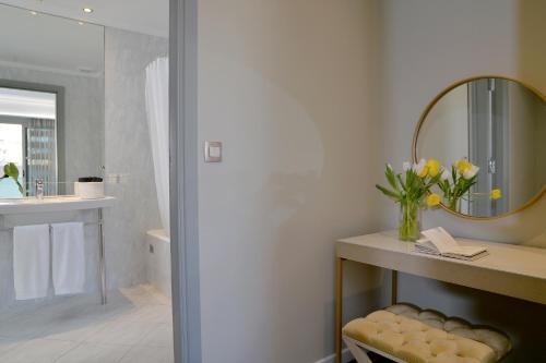 Master Suite image 10