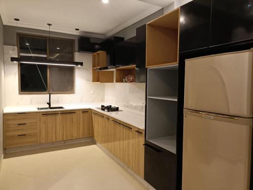Kitchen, Royal Lodge By Hotel Demanchi in Murree