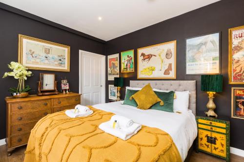 1 queen bed, 1 sofa bed