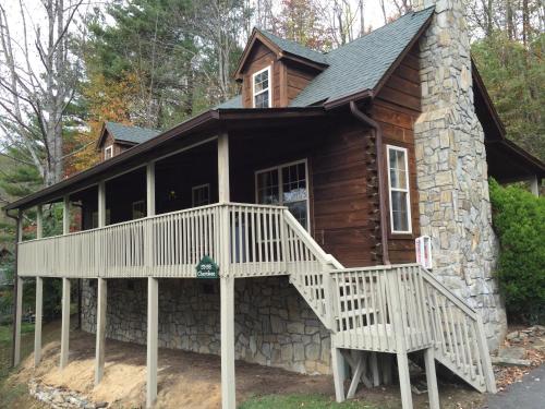 Highland Hills Motel & Cabins in Boone, USA