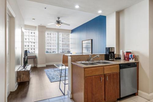Spacious Modern Condos near French Quarter - 주방