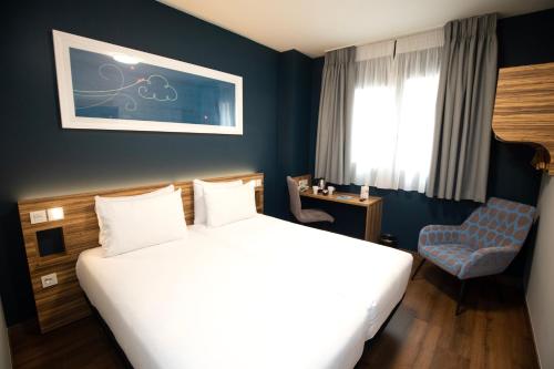 Twin Room image 6