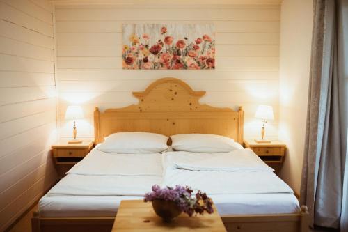 1 queen bed, 1 sofa bed