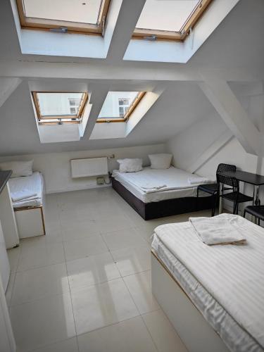 Large Double Room image 5