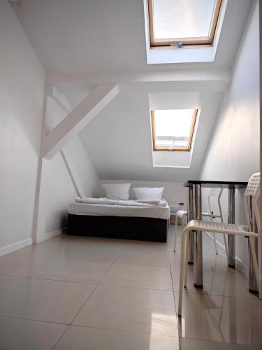 Double Room with Shared Bathroom image 6