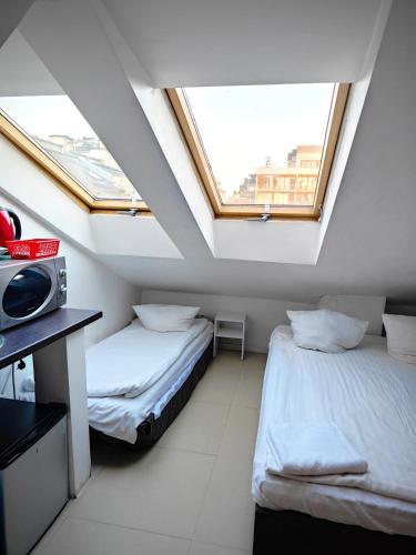 Double Room with Shared Bathroom image 5