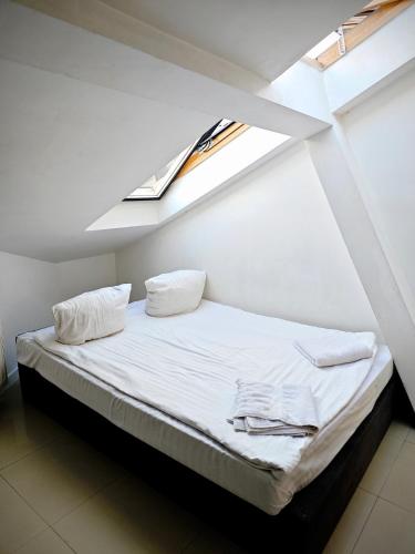 Apartamenty Hoza Attic Studio – Warsaw, NE