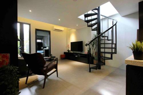 The Java Lane - Jonker Walk & River, Steps Away