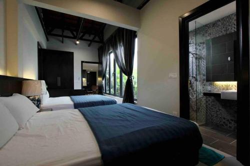 The Java Lane - Jonker Walk & River, Steps Away