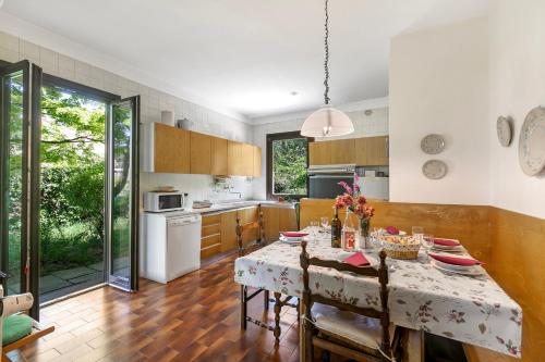 virtuve, Three Lakes Villa Varese - Garden and Parking - Happy Rentals in Buguggiate