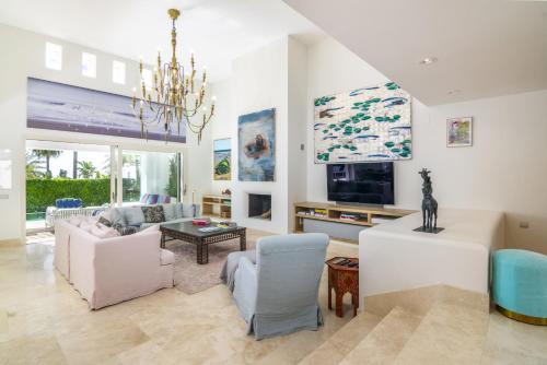 ห้องส่วนกลางสำหรับนั่งเล่น/ดูทีวี, Villa Alegria estilo Mediterraneo -Finca Cortesin in บาเอีย เด กาซาเรส