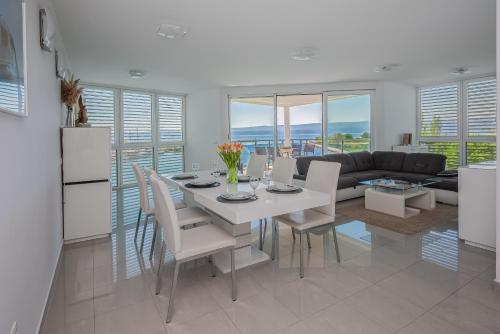 AP 4+2 in one of the most luxury building in Omis, Omiš (Almissa) (foto 7)