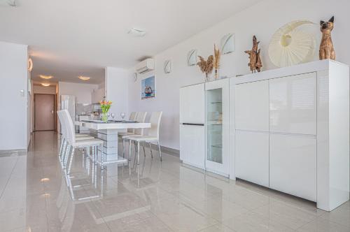 AP 4+2 in one of the most luxury building in Omis, Omiš (Almissa) (foto 10)
