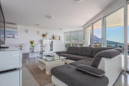 AP 4+2 in one of the most luxury building in Omis, Omiš (Almissa) (foto 3)