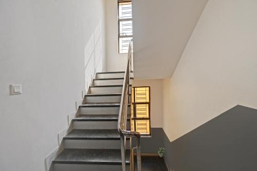 OYO Flagship Hotel Days Inn Premium