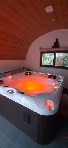 Kümblustünn, Chalets de pont cob avec spa in Gouezec