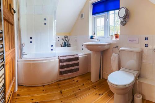 Bathroom, Sticklinch Farm Cottage Near Glastonbury town & walking distance for festival 4 beds sleeps 5 in West Pennard