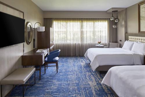 Bayside Queen Room with Bay View and Balcony - Mobility Accessible with Tub