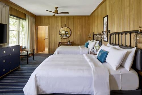 Main Lodge Bayside Queen Room - Mobility/Hearing Accessible with Transfer Shower