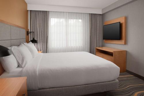 Embassy Suites La Quinta Hotel & Spa Room Type - One-Bedroom Apartment
