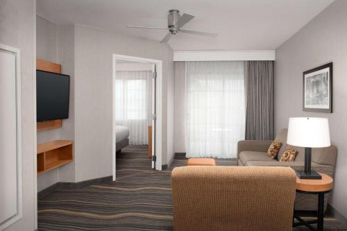 Embassy Suites La Quinta Hotel & Spa Room Type - King Room with Balcony