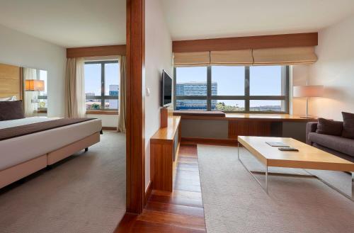 Deluxe Suite City View image 5