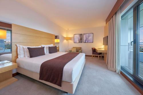 Deluxe Suite City View image 7