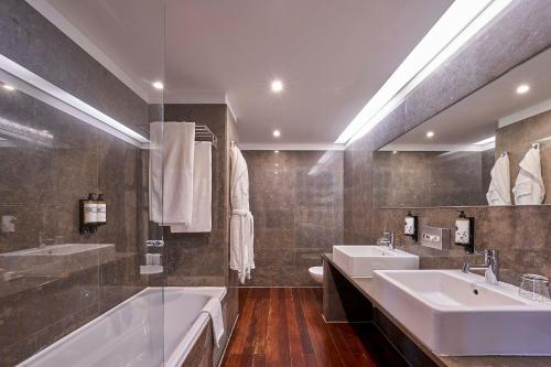 Deluxe Suite City View image 1