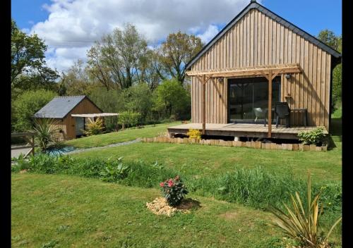 Hotelli välisilme, Chalets de pont cob avec spa in Gouezec