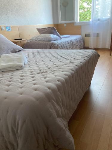 1 double bed, 1 twin bed