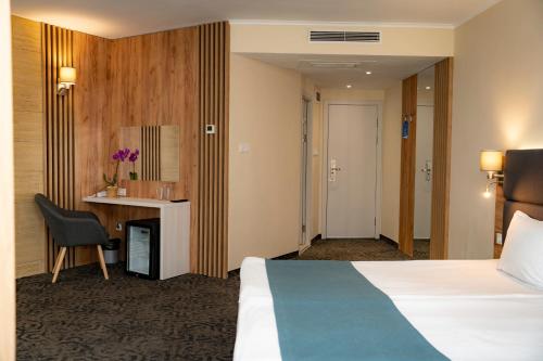Aqua Hotel - image 14
