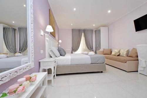 Roman Holiday Charming - image 9