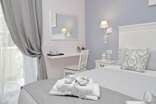 Roman Holiday Charming - main image